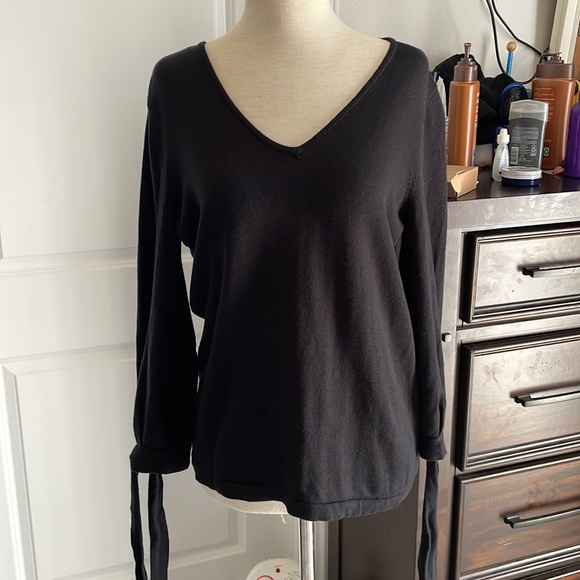 Black CeCe tie sleeve v neck sweater